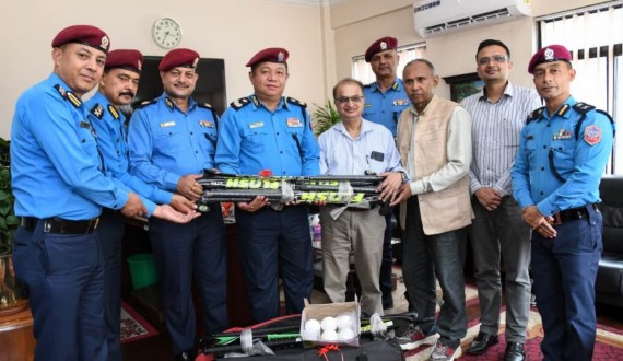 पुलिसको हक्की टिमलाई खेल सामाग्री प्रदान